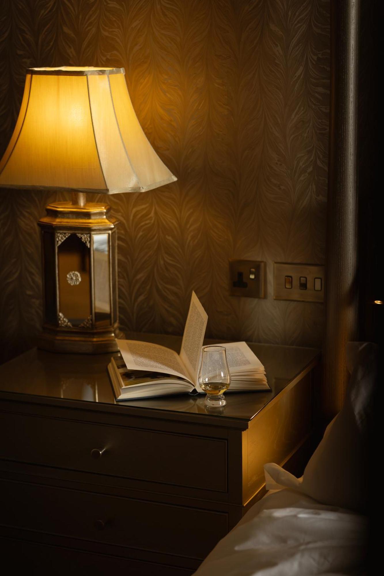 The Station Hotel Rothes Екстериор снимка