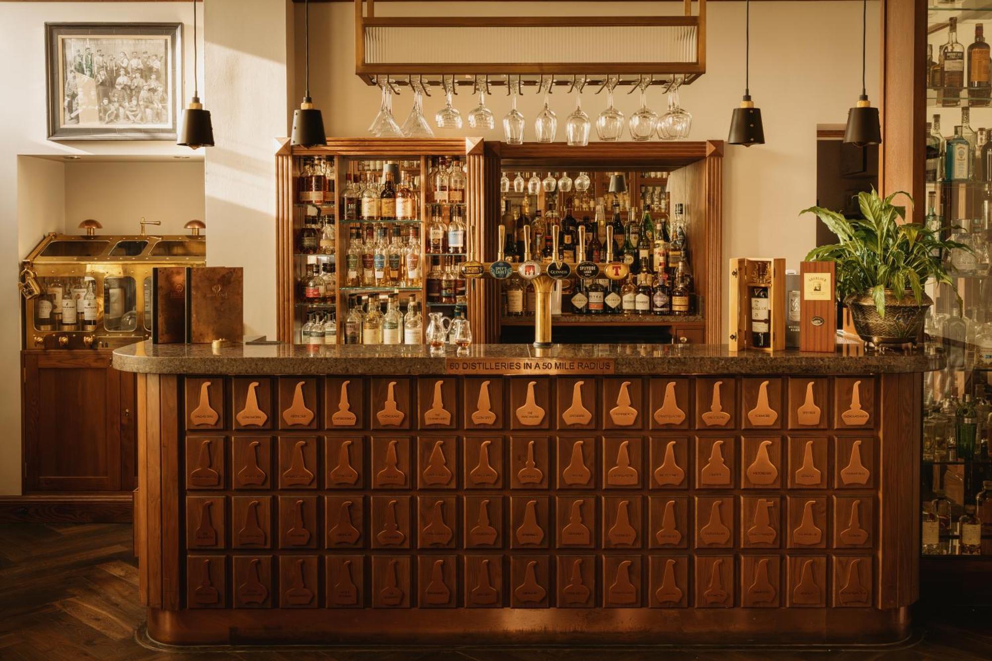 The Station Hotel Rothes Екстериор снимка