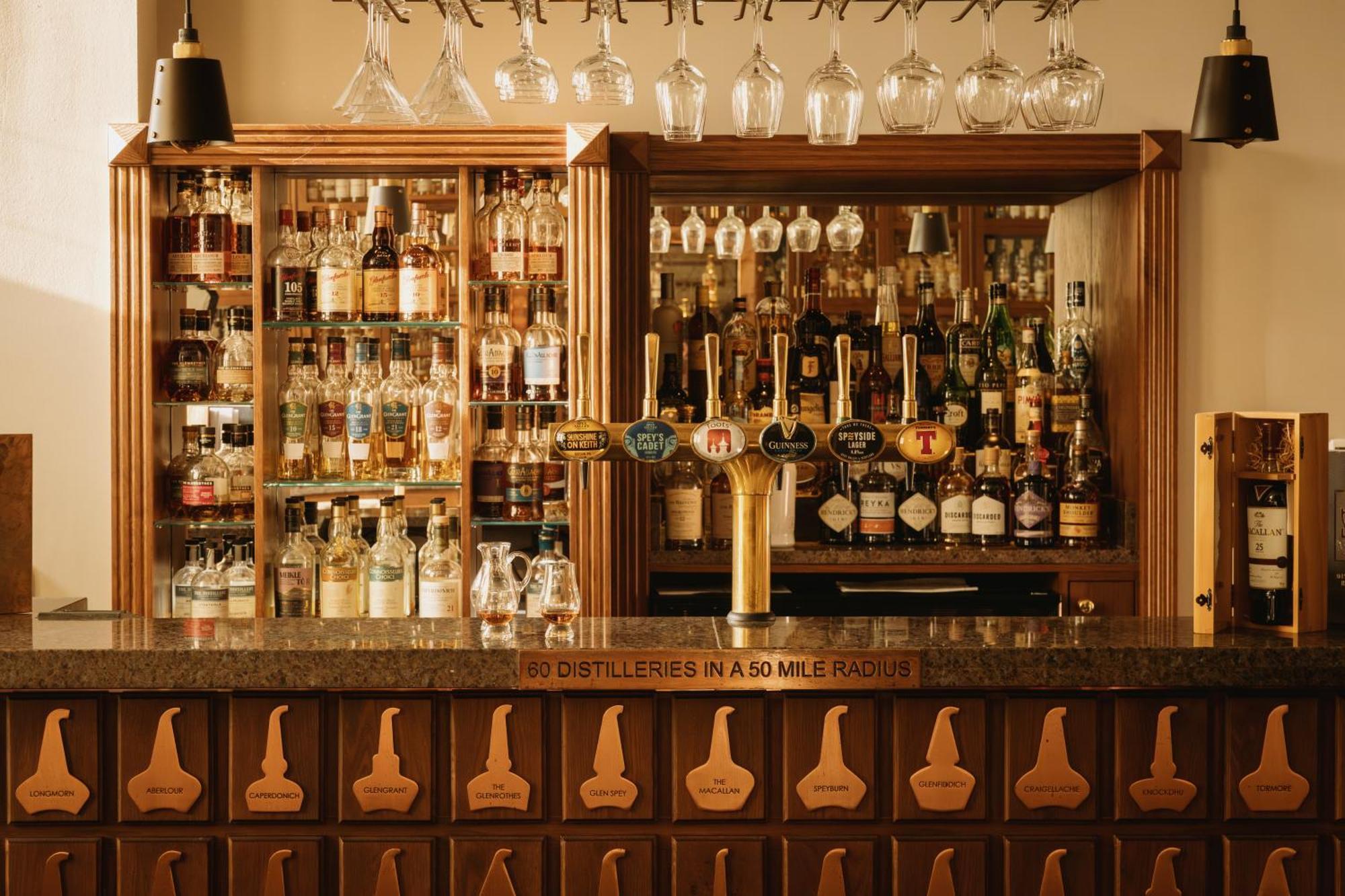 The Station Hotel Rothes Екстериор снимка