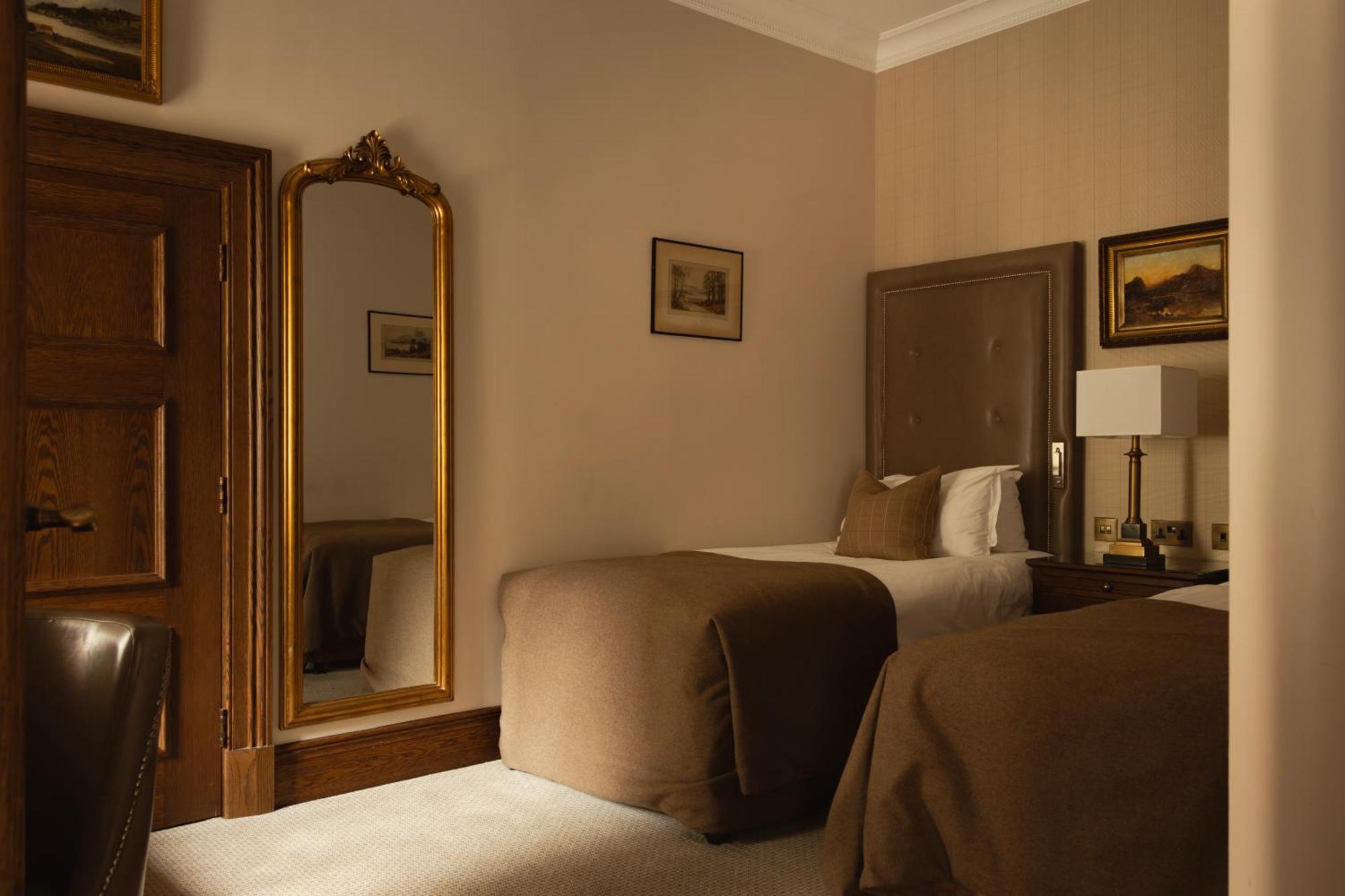 The Station Hotel Rothes Екстериор снимка
